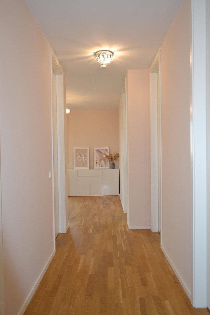 Prenájom bytu 3-izbový 87 m², Ella-Bergmann-Michel-Str. 1, Frankfurt, Hesensko Prenájom bytu 3-izbový 87 m², Ella-Bergmann-Michel-Str. 1, Frankfurt, Hesensko