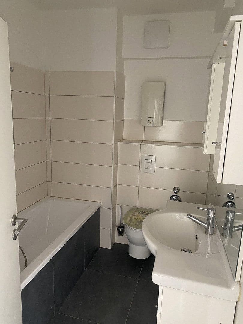 Prenájom bytu 2-izbový 60 m², Heidestr. 228, Köln, Severné Porýnie - Westfálsko Prenájom bytu 2-izbový 60 m², Heidestr. 228, Köln, Severné Porýnie - Westfálsko