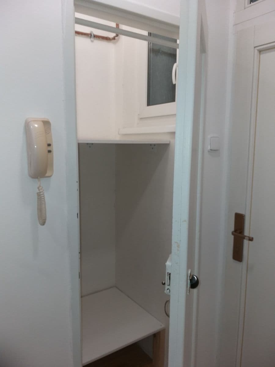 Prenájom bytu 2-izbový 42 m², Osadní, Praha, Praha Prenájom bytu 2-izbový 42 m², Osadní, Praha, Praha