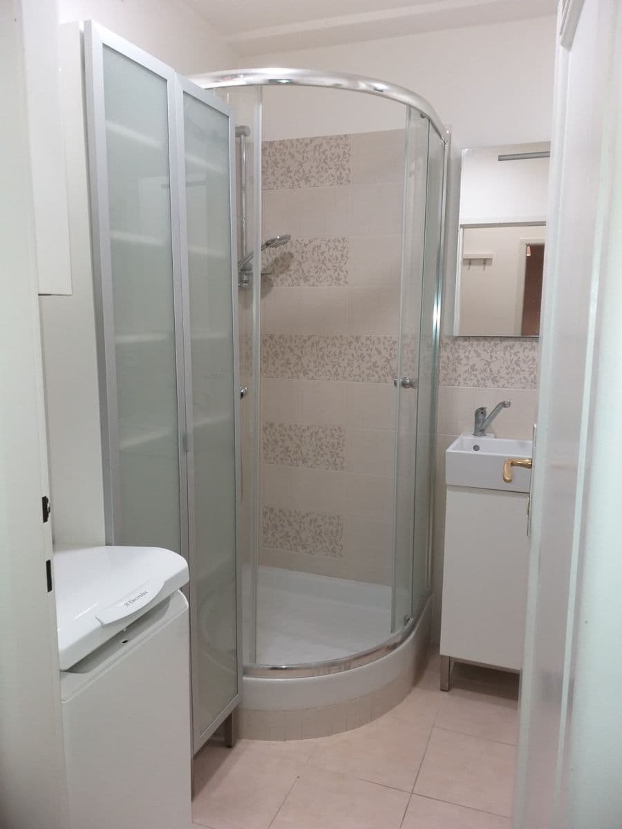 Prenájom bytu 2-izbový 42 m², Osadní, Praha, Praha Prenájom bytu 2-izbový 42 m², Osadní, Praha, Praha