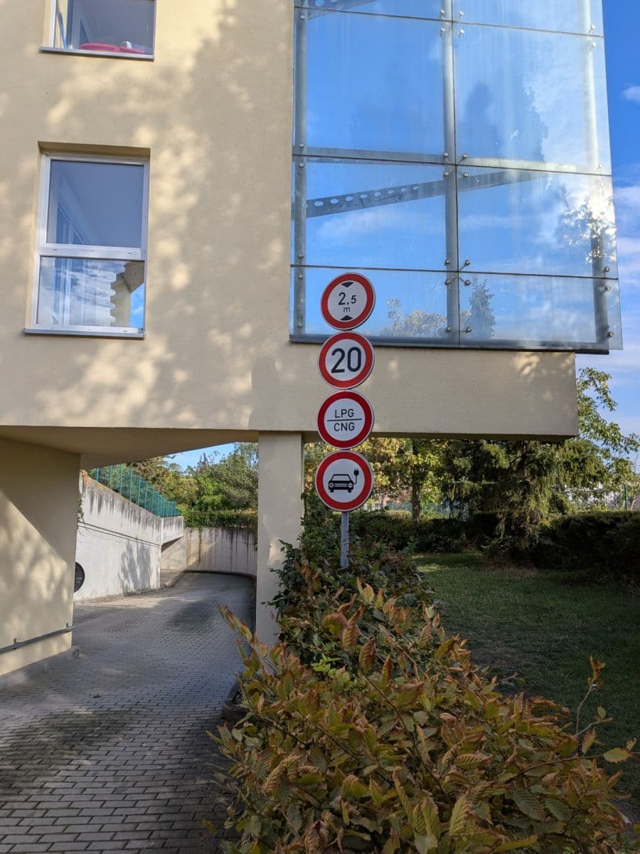 Prenájom garáže 15 m², Zrzavého, Praha, Praha Prenájom garáže 15 m², Zrzavého, Praha, Praha