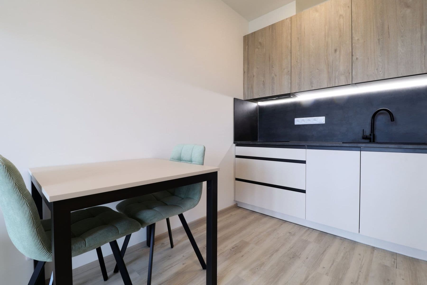 Prenájom bytu 1-izbový 34 m², Výstavní, Praha, Praha Prenájom bytu 1-izbový 34 m², Výstavní, Praha, Praha