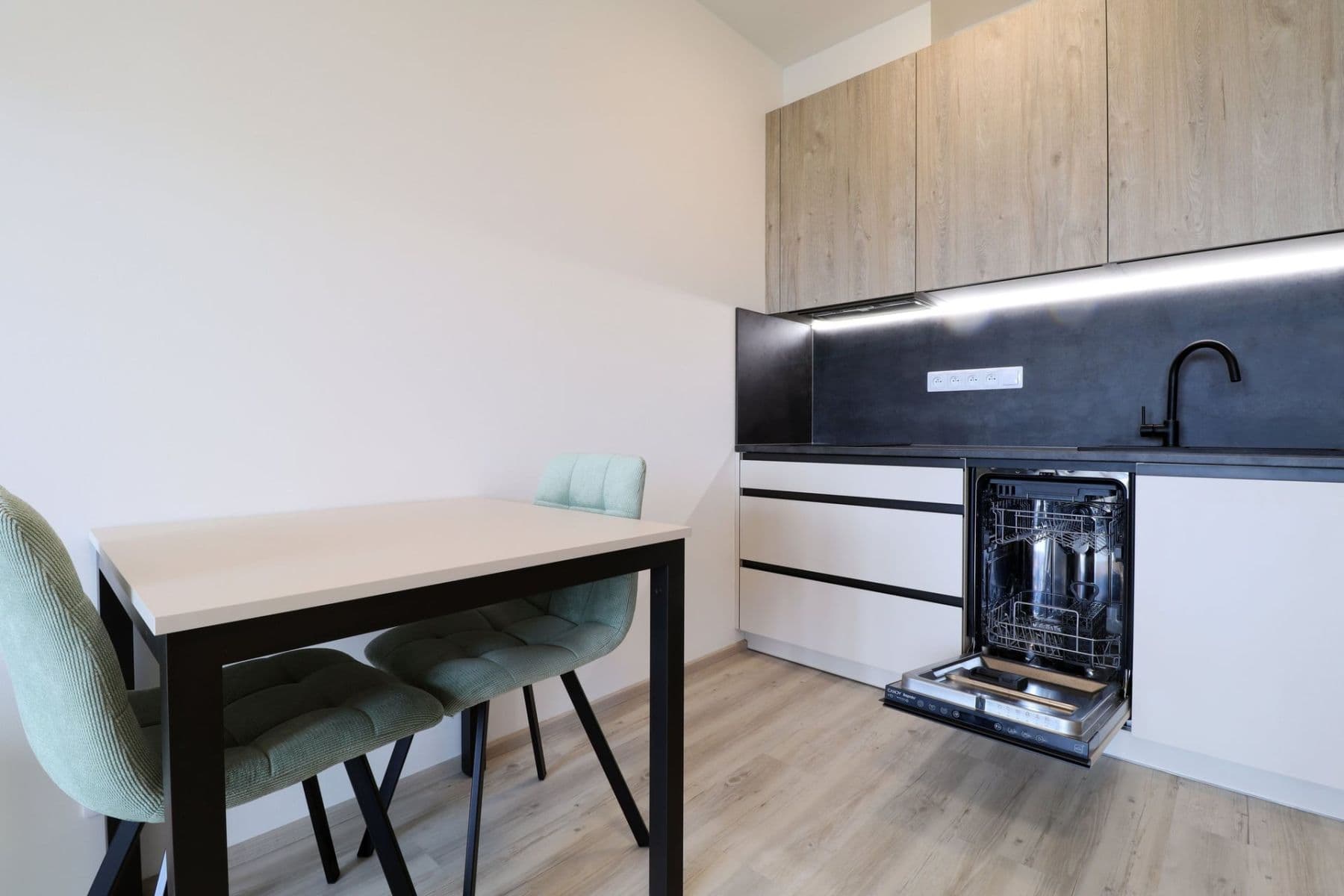 Prenájom bytu 1-izbový 34 m², Výstavní, Praha, Praha Prenájom bytu 1-izbový 34 m², Výstavní, Praha, Praha