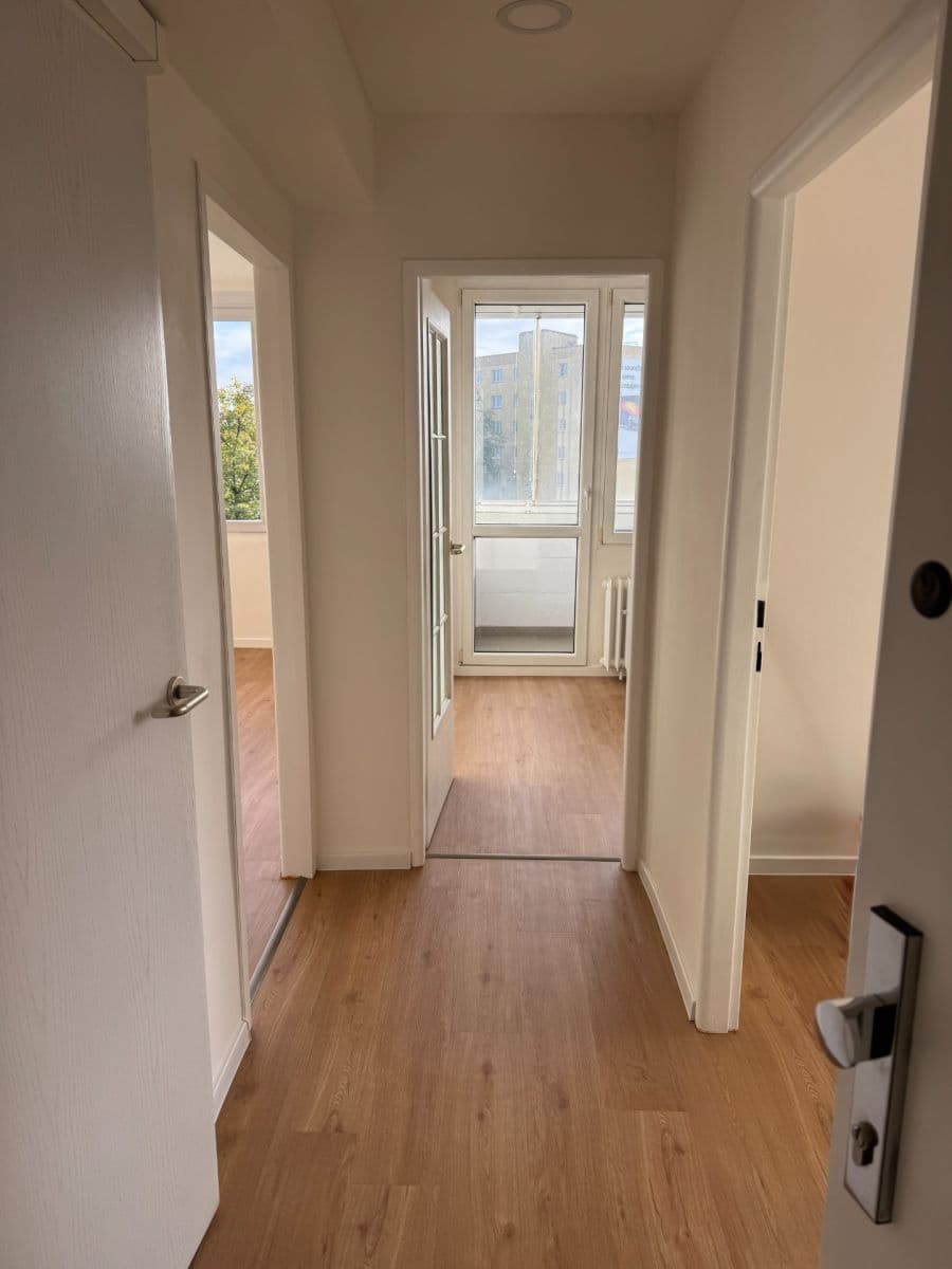 Prenájom bytu 3-izbový 43 m², Evropská, Praha, Praha Prenájom bytu 3-izbový 43 m², Evropská, Praha, Praha
