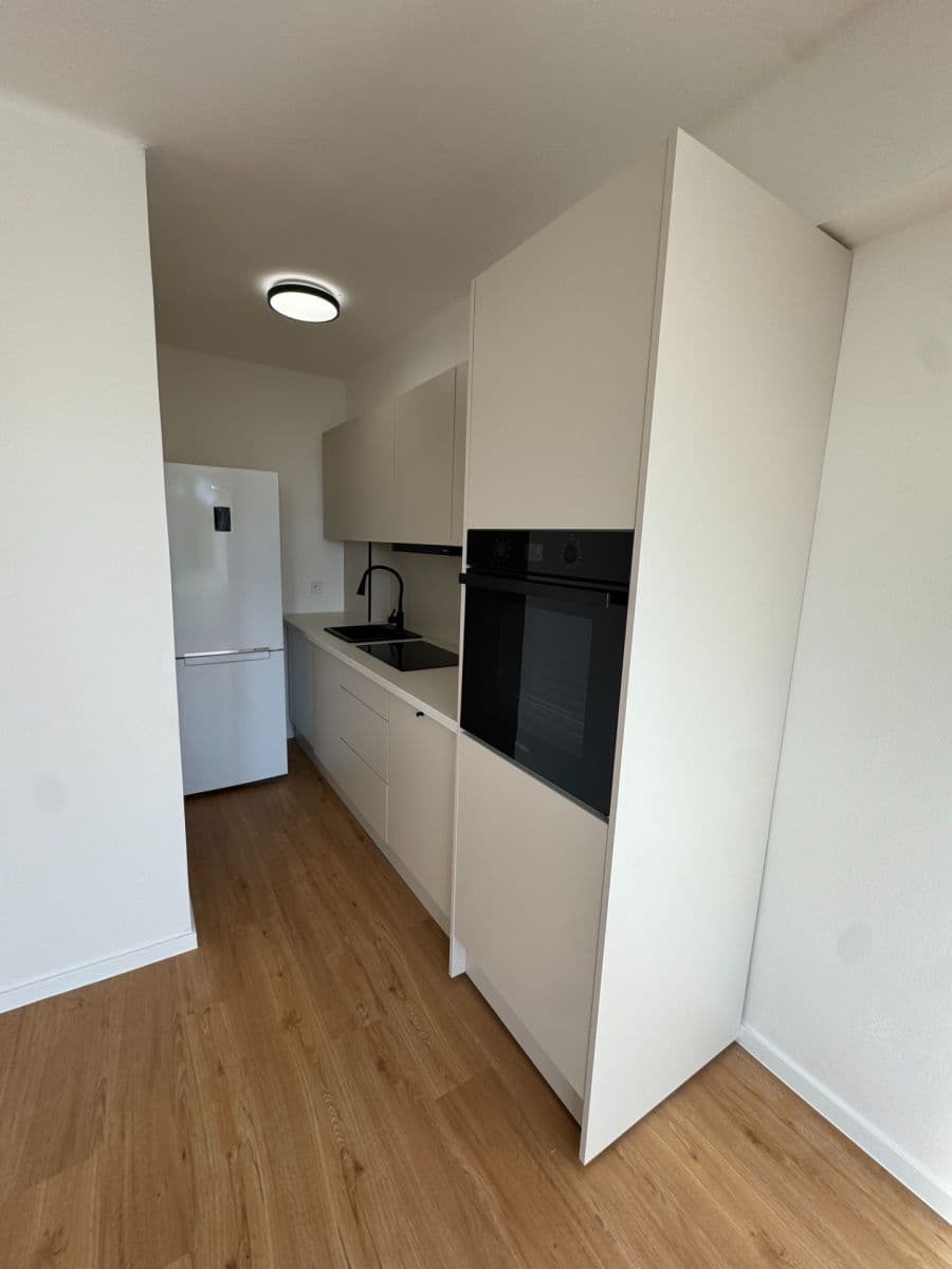 Prenájom bytu 3-izbový 43 m², Evropská, Praha, Praha Prenájom bytu 3-izbový 43 m², Evropská, Praha, Praha