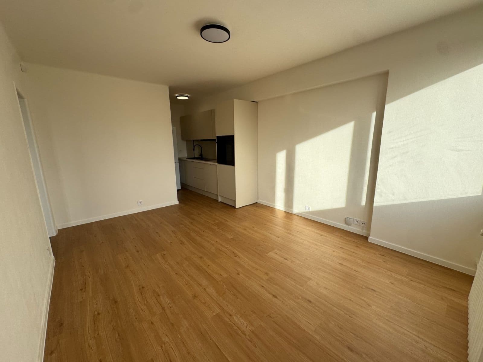 Prenájom bytu 3-izbový 43 m², Evropská, Praha, Praha Prenájom bytu 3-izbový 43 m², Evropská, Praha, Praha
