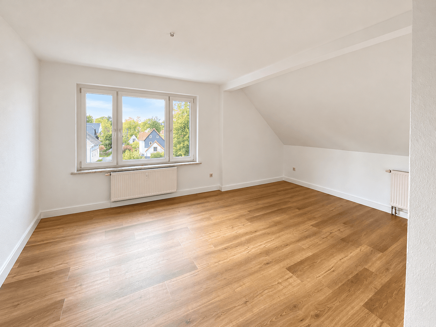 Prenájom bytu 3-izbový 70 m², Langenbernsdorf, Sasko Prenájom bytu 3-izbový 70 m², Langenbernsdorf, Sasko