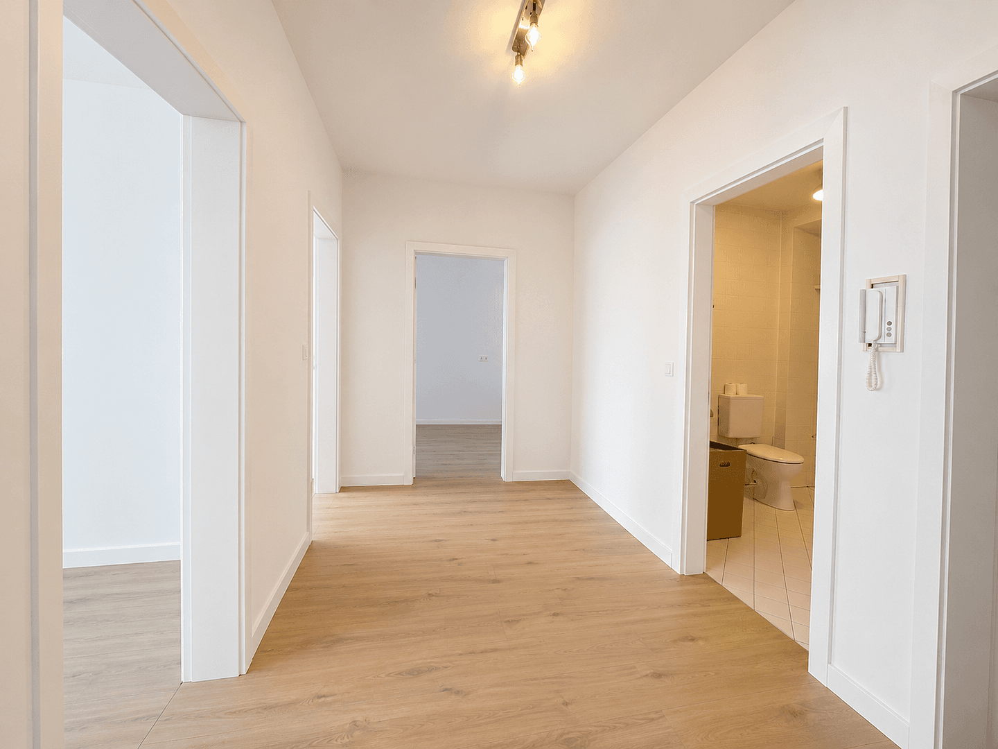 Prenájom bytu 3-izbový 120 m², F1/4, Mannheim, Bádensko-Wurttembersko Prenájom bytu 3-izbový 120 m², F1/4, Mannheim, Bádensko-Wurttembersko