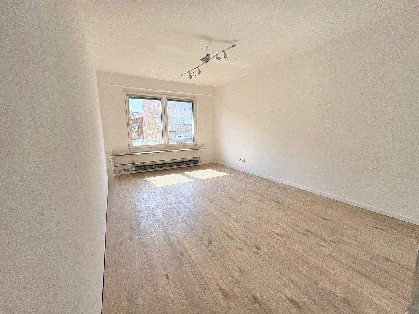 Prenájom bytu 3-izbový 120 m², F1/4, Mannheim, Bádensko-Wurttembersko Prenájom bytu 3-izbový 120 m², F1/4, Mannheim, Bádensko-Wurttembersko
