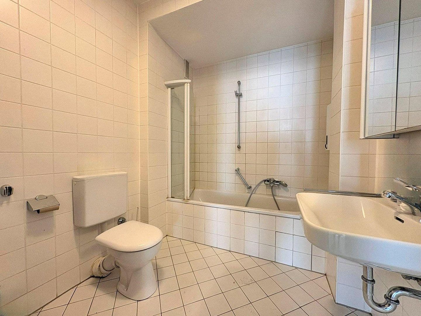 Prenájom bytu 3-izbový 120 m², F1/4, Mannheim, Bádensko-Wurttembersko Prenájom bytu 3-izbový 120 m², F1/4, Mannheim, Bádensko-Wurttembersko
