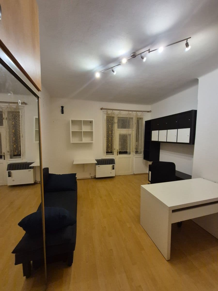 Prenájom bytu 1-izbový 28 m², Cetyňská, Praha, Praha Prenájom bytu 1-izbový 28 m², Cetyňská, Praha, Praha