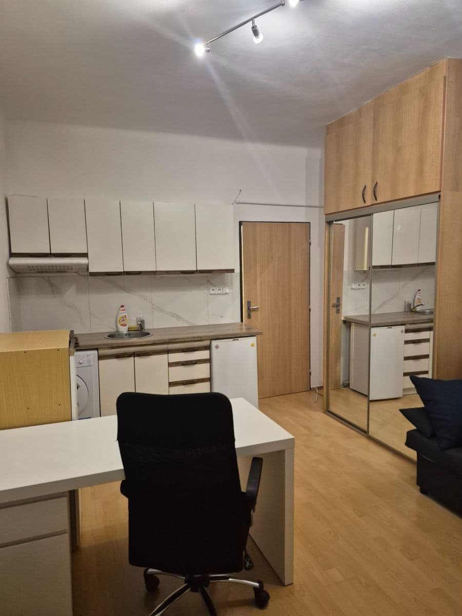 Prenájom bytu 1-izbový 28 m², Cetyňská, Praha, Praha Prenájom bytu 1-izbový 28 m², Cetyňská, Praha, Praha
