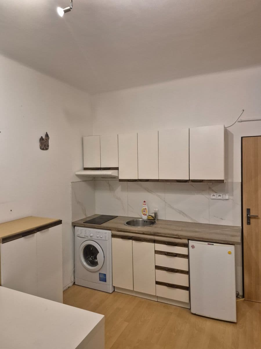 Prenájom bytu 1-izbový 28 m², Cetyňská, Praha, Praha Prenájom bytu 1-izbový 28 m², Cetyňská, Praha, Praha