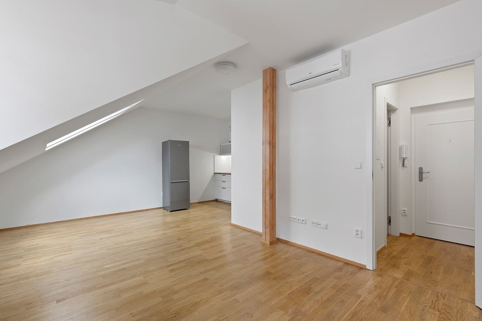Prenájom bytu 1-izbový 34 m², Slavojova, Praha, Praha Prenájom bytu 1-izbový 34 m², Slavojova, Praha, Praha