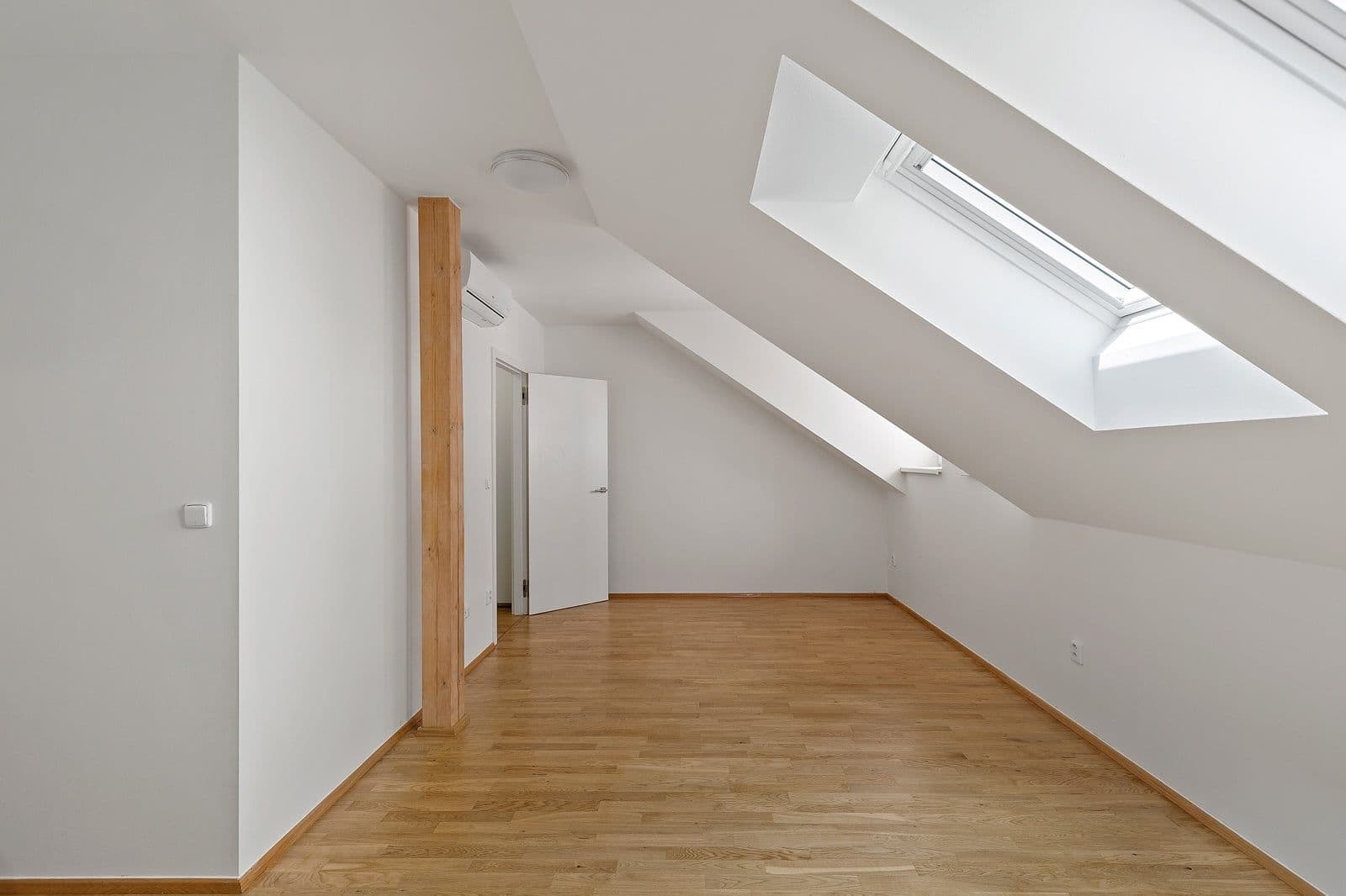 Prenájom bytu 1-izbový 34 m², Slavojova, Praha, Praha Prenájom bytu 1-izbový 34 m², Slavojova, Praha, Praha