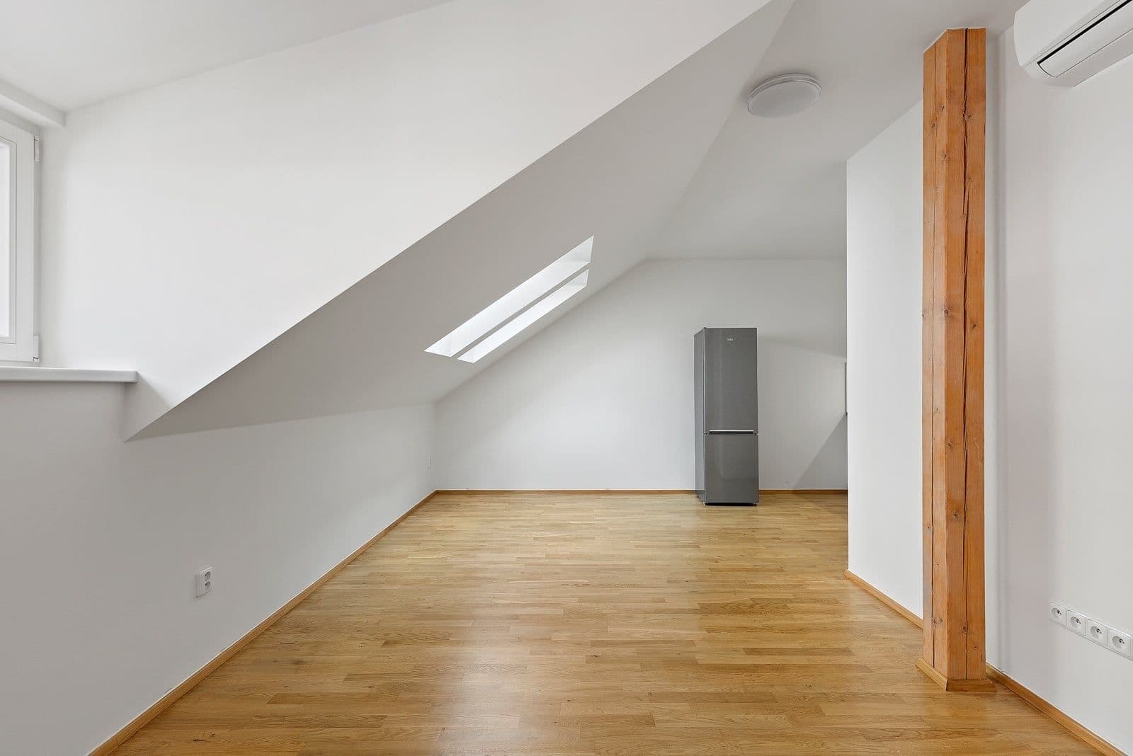 Prenájom bytu 1-izbový 34 m², Slavojova, Praha, Praha Prenájom bytu 1-izbový 34 m², Slavojova, Praha, Praha