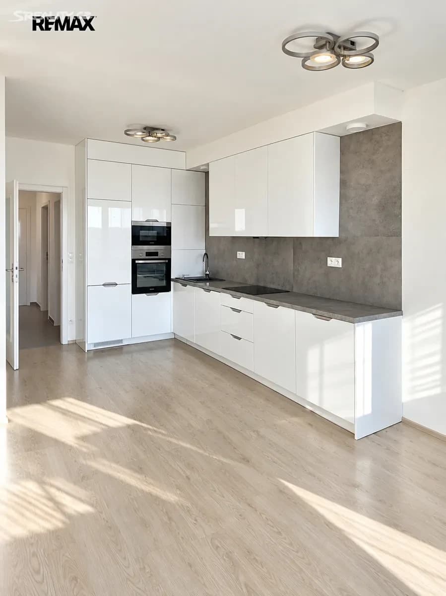 Prenájom bytu 4-izbový 93 m², Škrábkových, Praha, Praha Prenájom bytu 4-izbový 93 m², Škrábkových, Praha, Praha
