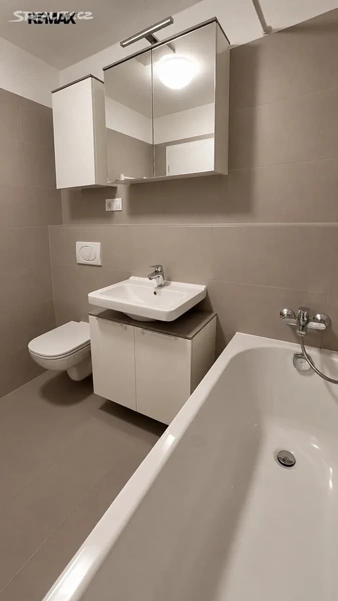 Prenájom bytu 4-izbový 93 m², Škrábkových, Praha, Praha Prenájom bytu 4-izbový 93 m², Škrábkových, Praha, Praha