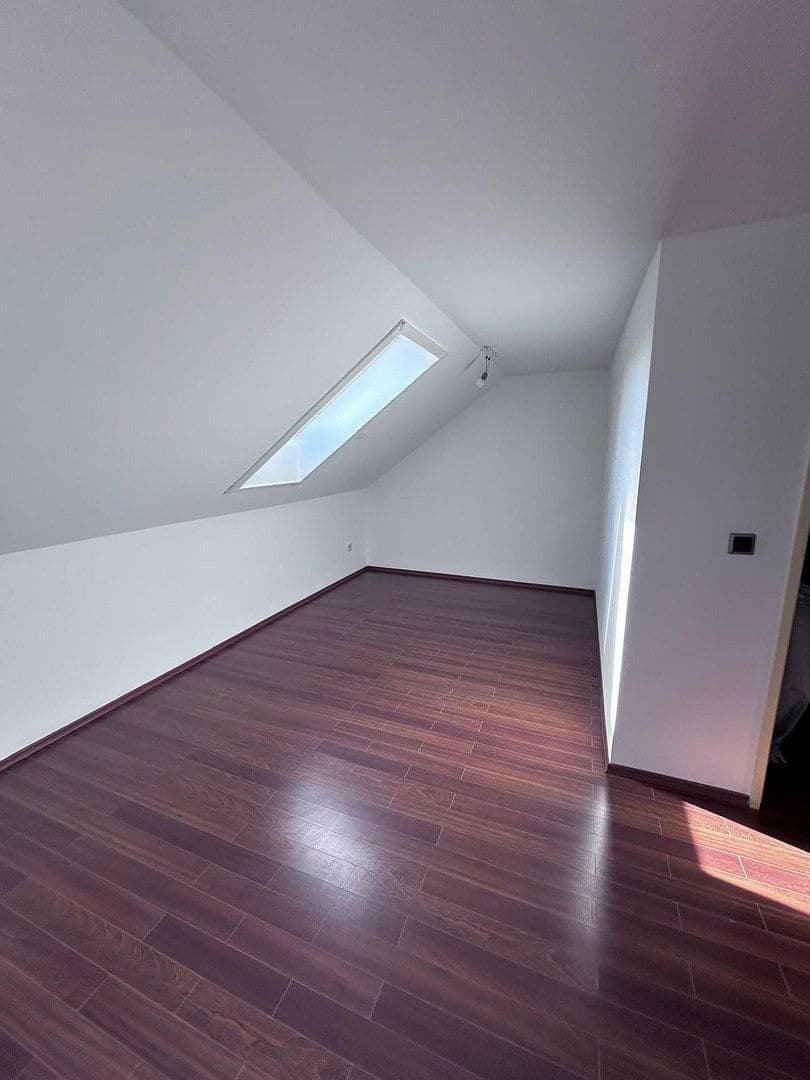 Prenájom domu 142 m², pozemok 169 m², Blütenstraße 27, Puchheim, Bavorsko Prenájom domu 142 m², pozemok 169 m², Blütenstraße 27, Puchheim, Bavorsko