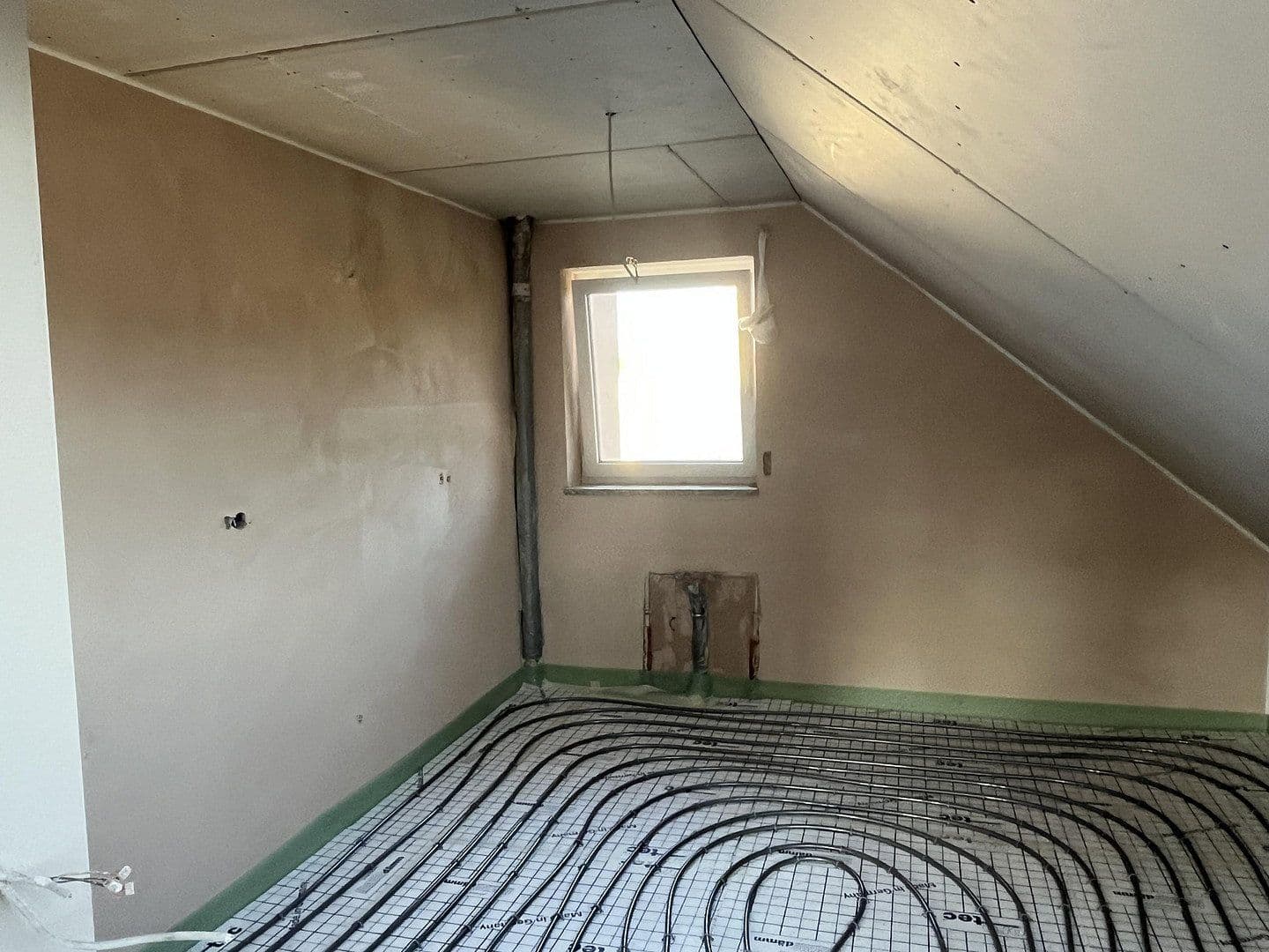 Prenájom bytu 3-izbový 83 m², Weissach im Tal, Bádensko-Wurttembersko Prenájom bytu 3-izbový 83 m², Weissach im Tal, Bádensko-Wurttembersko