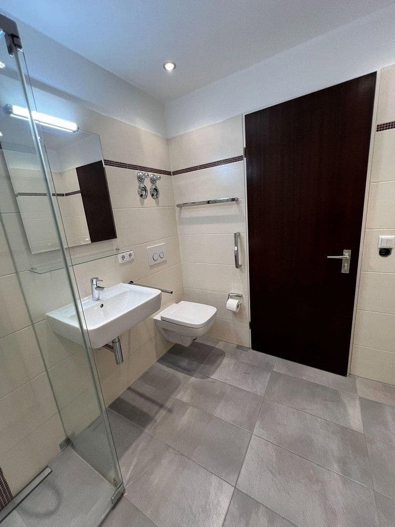 Prenájom bytu 4-izbový 106 m², Connollystraße 24, München, Bavorsko Prenájom bytu 4-izbový 106 m², Connollystraße 24, München, Bavorsko
