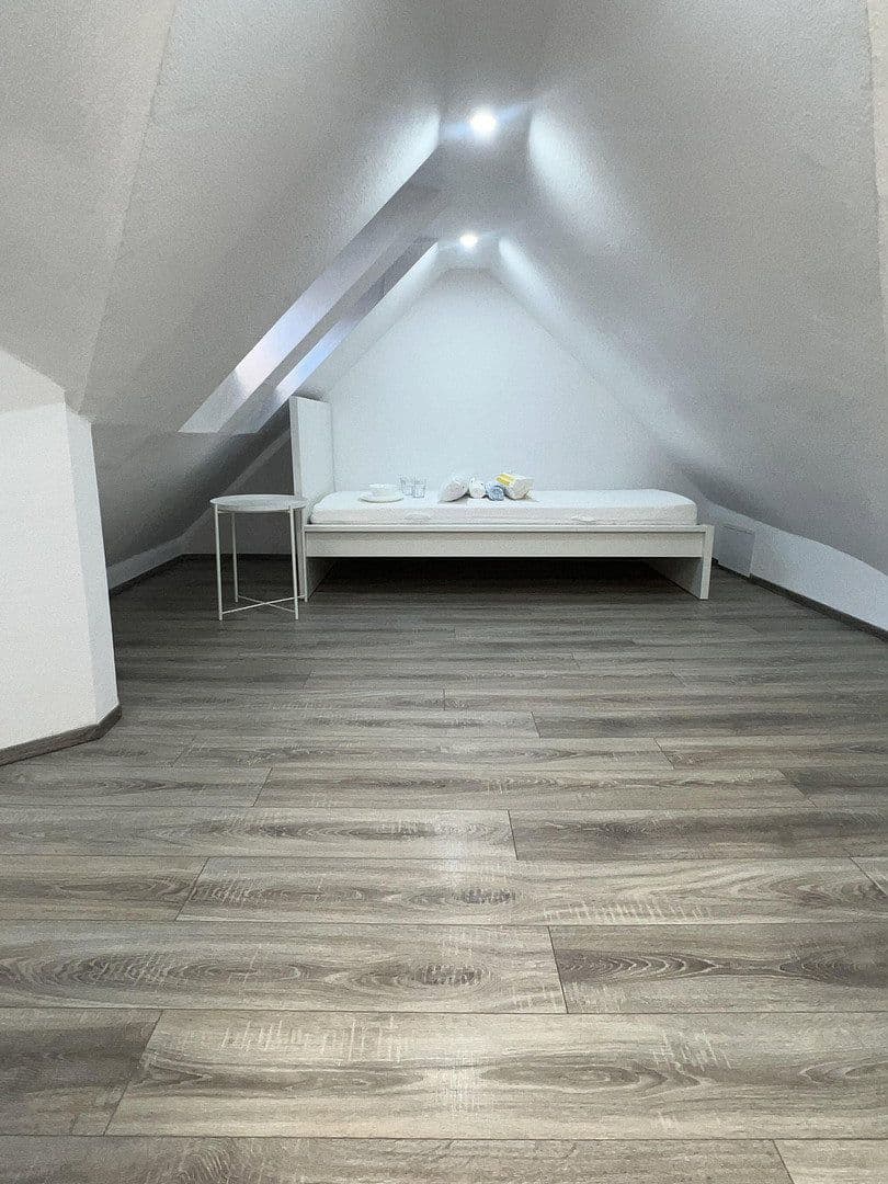Prenájom bytu 4-izbový 103 m², Stuttgart, Bádensko-Wurttembersko Prenájom bytu 4-izbový 103 m², Stuttgart, Bádensko-Wurttembersko