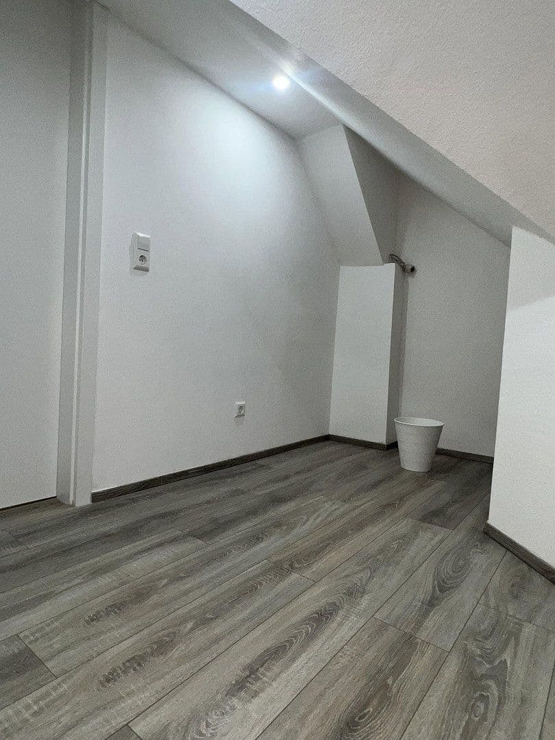 Prenájom bytu 4-izbový 103 m², Stuttgart, Bádensko-Wurttembersko Prenájom bytu 4-izbový 103 m², Stuttgart, Bádensko-Wurttembersko