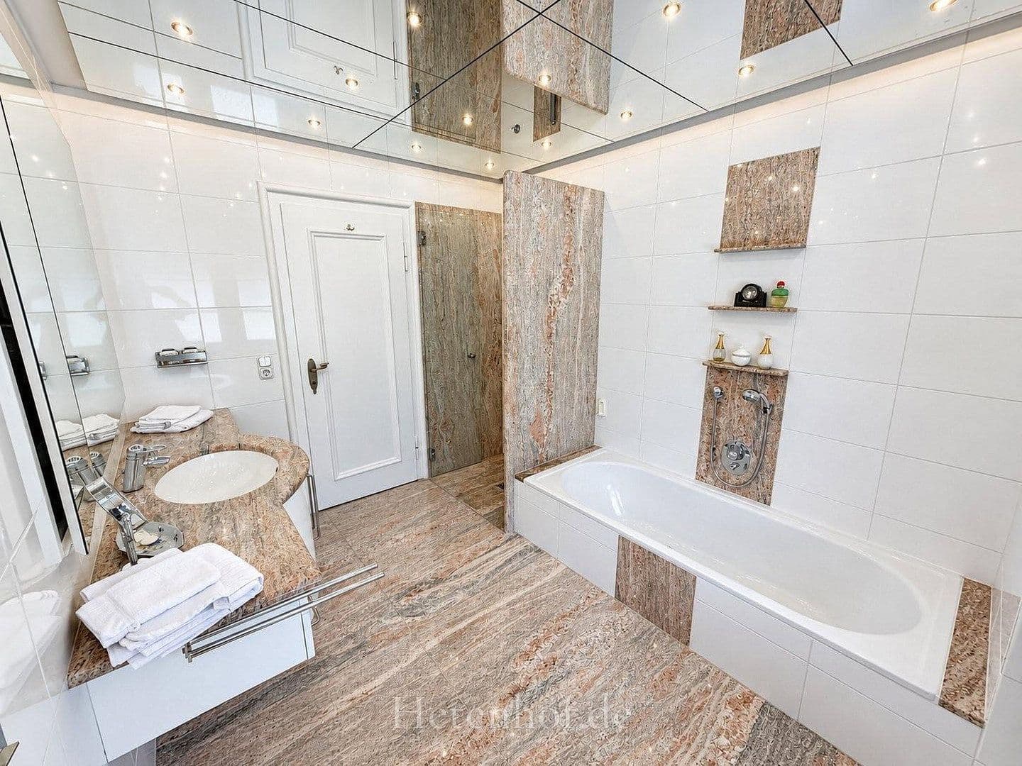 Predaj domu 538 m², pozemok 6.401 m², Lorenz-Sandler-Straße 26, Kulmbach, Bavorsko Predaj domu 538 m², pozemok 6.401 m², Lorenz-Sandler-Straße 26, Kulmbach, Bavorsko