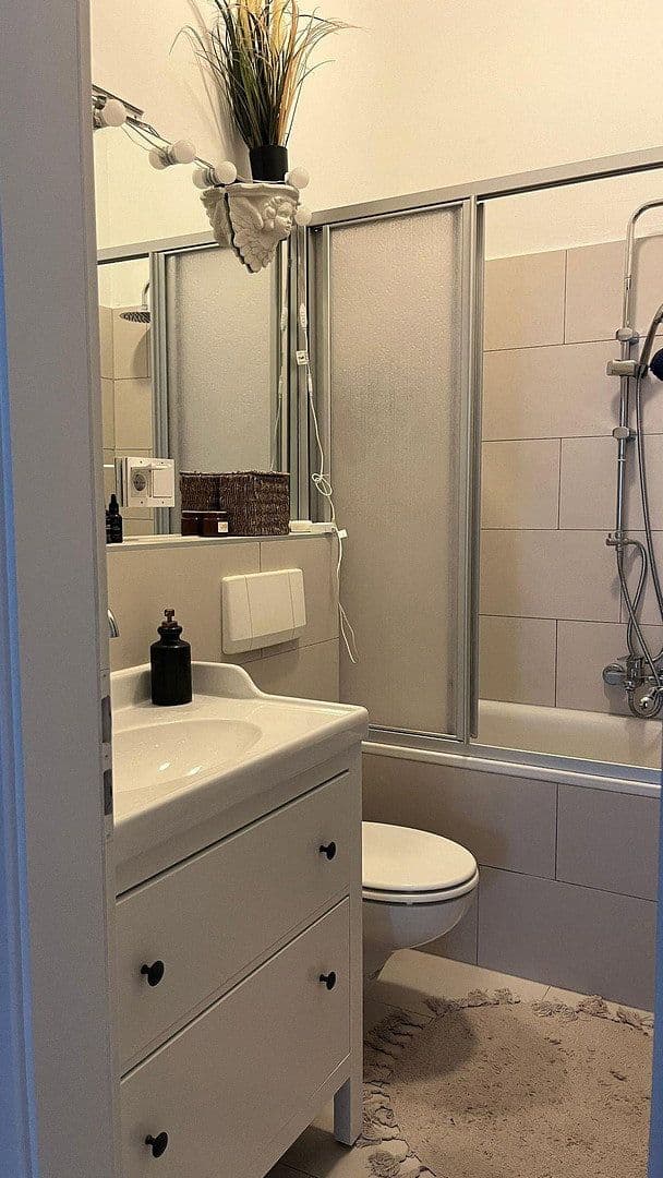 Prenájom bytu 2-izbový 60 m², Liliencronstr. 7, Düsseldorf, Severné Porýnie - Westfálsko Prenájom bytu 2-izbový 60 m², Liliencronstr. 7, Düsseldorf, Severné Porýnie - Westfálsko