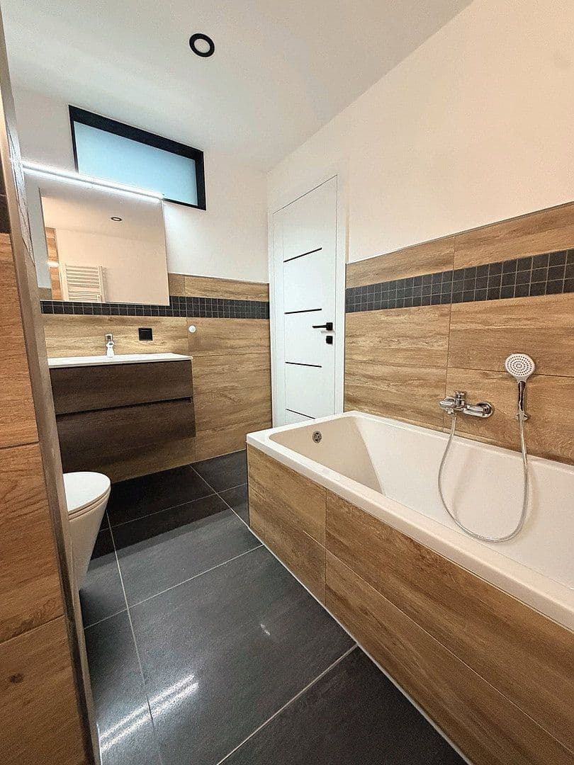 Prenájom bytu 4-izbový 117 m², Dresdener Str. 18, Spremberg, Brandenbursko Prenájom bytu 4-izbový 117 m², Dresdener Str. 18, Spremberg, Brandenbursko