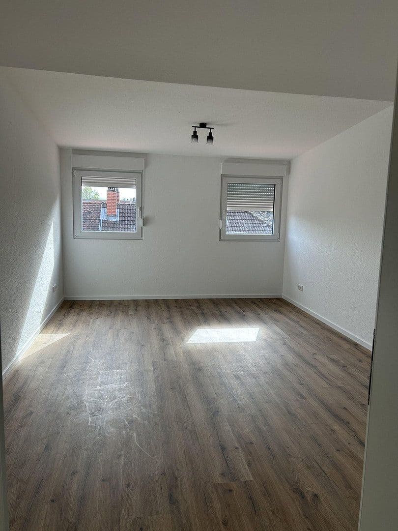 Prenájom bytu 4-izbový 102 m², Karlsruhe, Bádensko-Wurttembersko Prenájom bytu 4-izbový 102 m², Karlsruhe, Bádensko-Wurttembersko