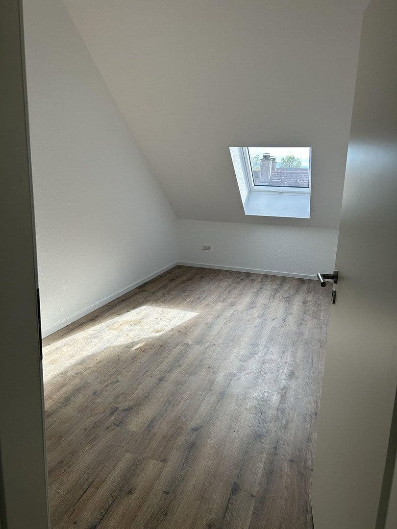 Prenájom bytu 4-izbový 102 m², Karlsruhe, Bádensko-Wurttembersko Prenájom bytu 4-izbový 102 m², Karlsruhe, Bádensko-Wurttembersko