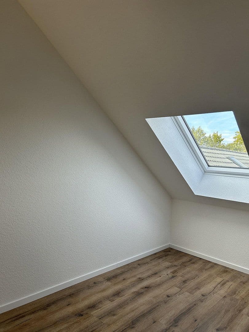 Prenájom bytu 4-izbový 102 m², Karlsruhe, Bádensko-Wurttembersko Prenájom bytu 4-izbový 102 m², Karlsruhe, Bádensko-Wurttembersko