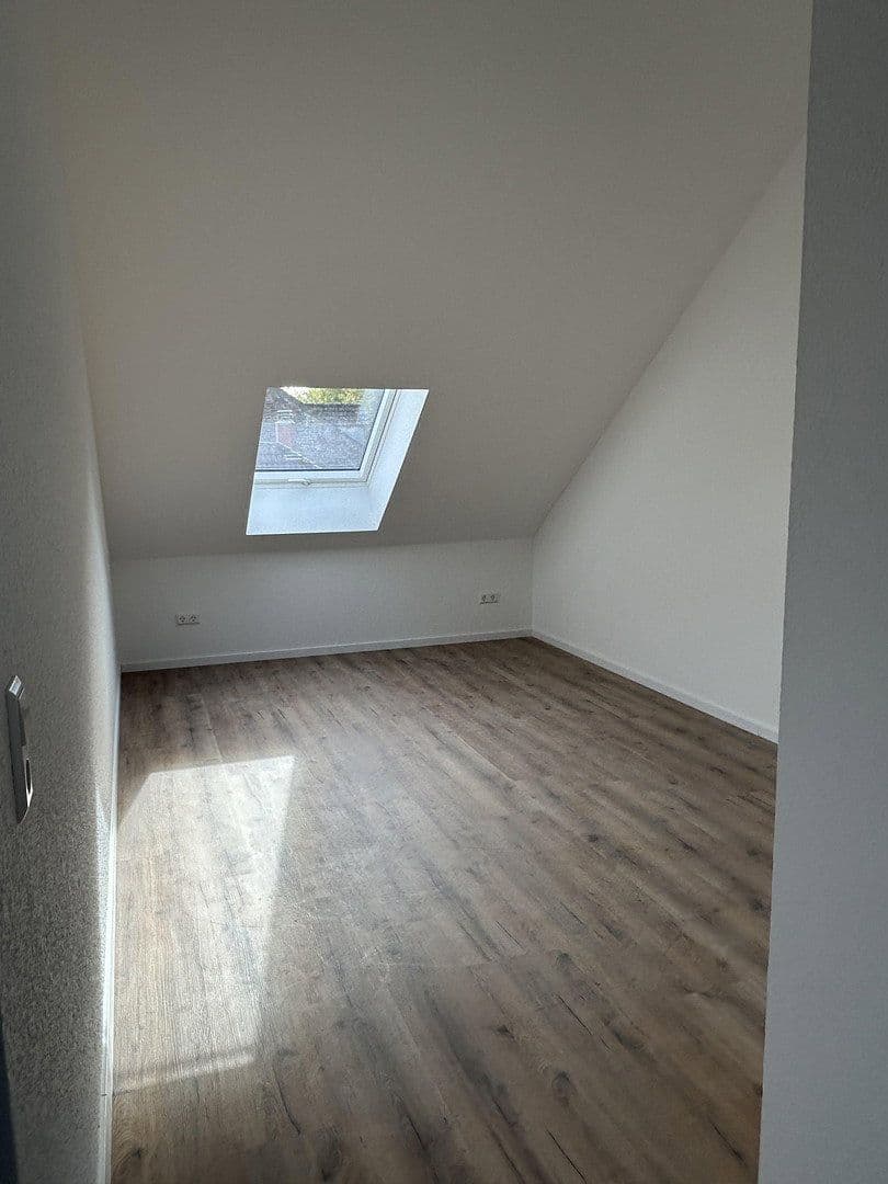 Prenájom bytu 4-izbový 102 m², Karlsruhe, Bádensko-Wurttembersko Prenájom bytu 4-izbový 102 m², Karlsruhe, Bádensko-Wurttembersko
