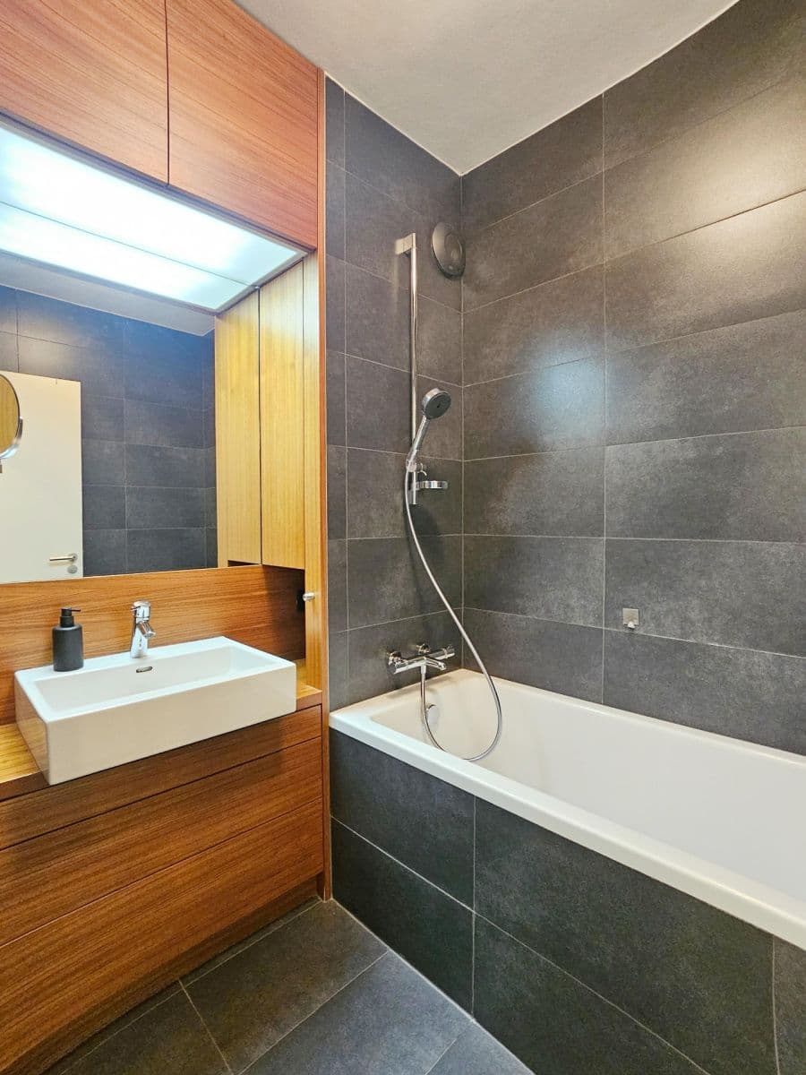 Prenájom bytu 4-izbový 92 m², Na Rozdílu, Praha, Praha Prenájom bytu 4-izbový 92 m², Na Rozdílu, Praha, Praha