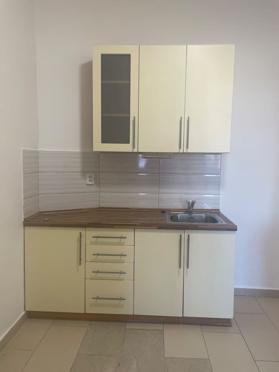 Prenájom bytu 2-izbový 50 m², 28. pluku, Praha, Praha Prenájom bytu 2-izbový 50 m², 28. pluku, Praha, Praha