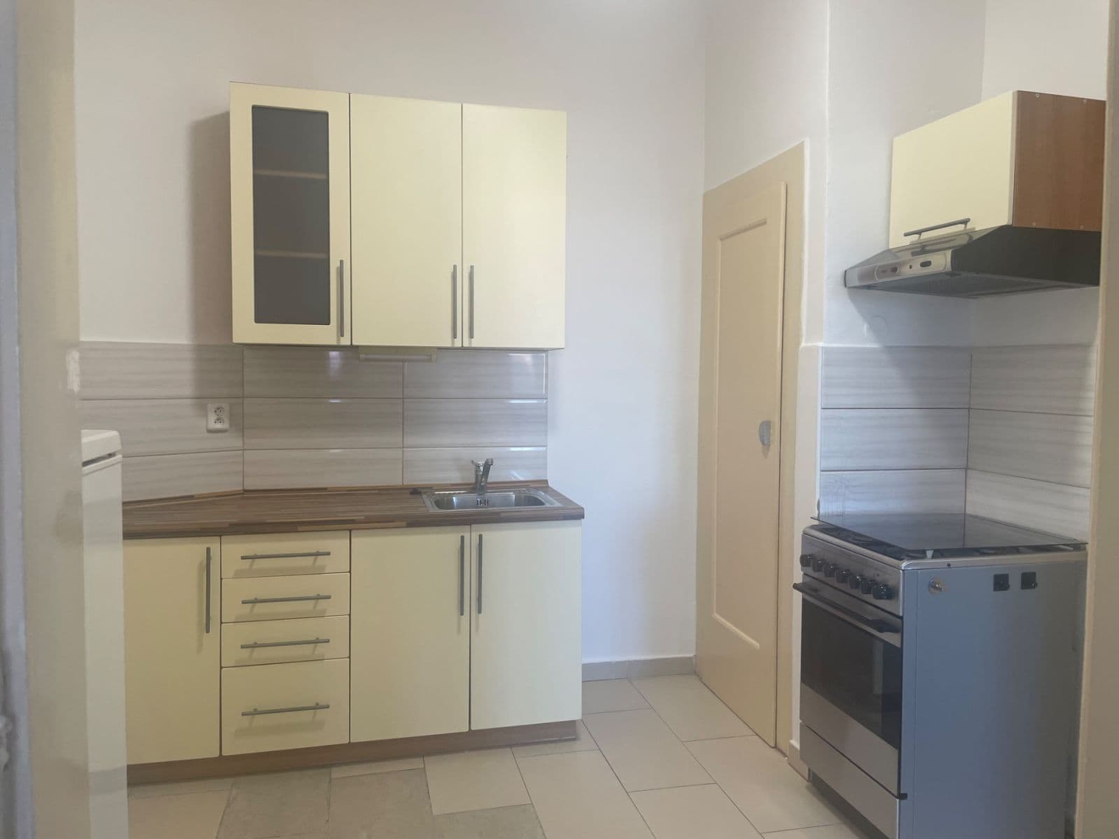 Prenájom bytu 2-izbový 50 m², 28. pluku, Praha, Praha Prenájom bytu 2-izbový 50 m², 28. pluku, Praha, Praha