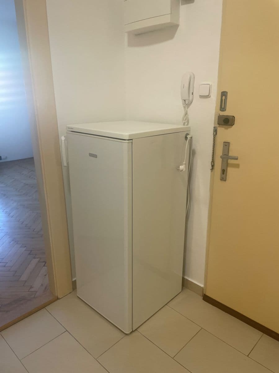 Prenájom bytu 2-izbový 50 m², 28. pluku, Praha, Praha Prenájom bytu 2-izbový 50 m², 28. pluku, Praha, Praha