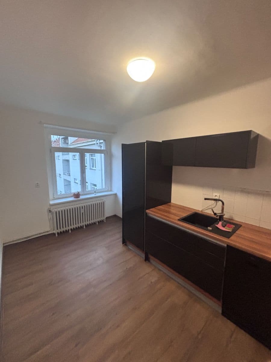 Prenájom bytu 1-izbový 43 m², Karpatská, Praha, Praha Prenájom bytu 1-izbový 43 m², Karpatská, Praha, Praha