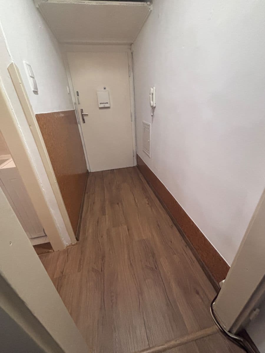 Prenájom bytu 1-izbový 43 m², Karpatská, Praha, Praha Prenájom bytu 1-izbový 43 m², Karpatská, Praha, Praha