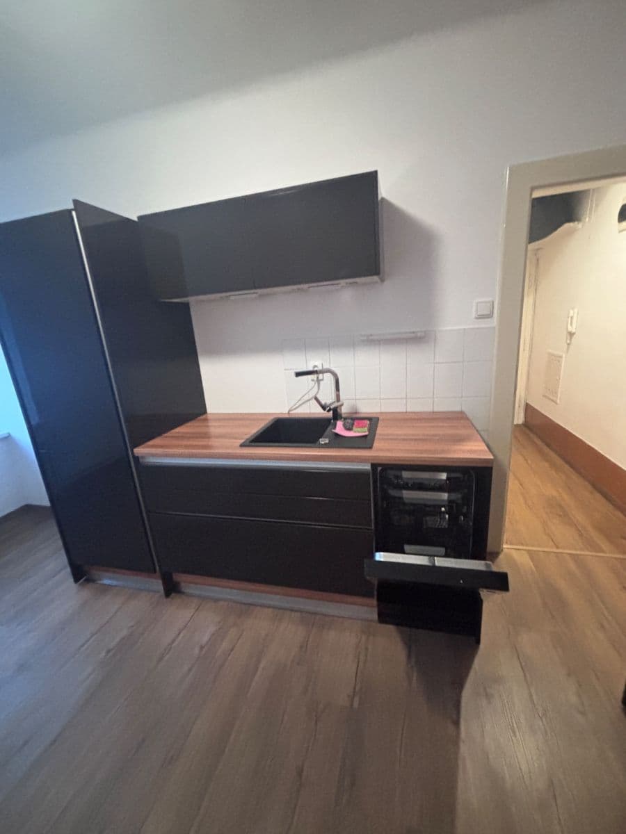 Prenájom bytu 1-izbový 43 m², Karpatská, Praha, Praha Prenájom bytu 1-izbový 43 m², Karpatská, Praha, Praha