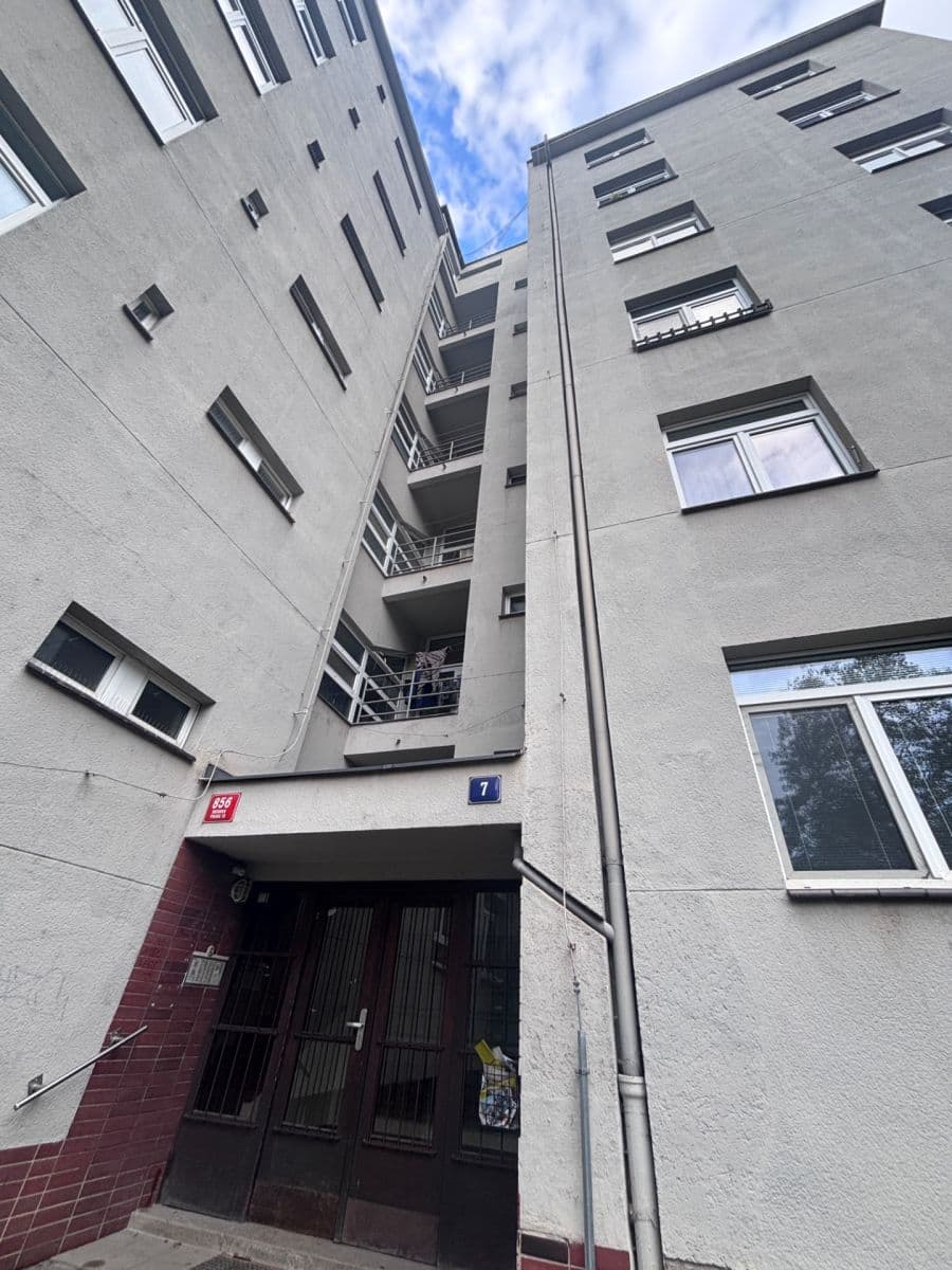 Prenájom bytu 1-izbový 43 m², Karpatská, Praha, Praha Prenájom bytu 1-izbový 43 m², Karpatská, Praha, Praha