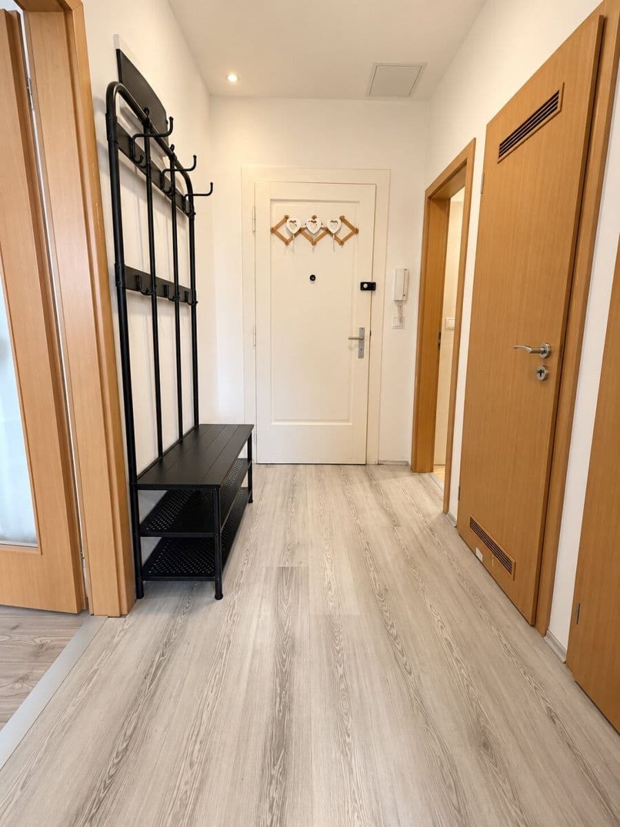 Prenájom bytu 1-izbový 38 m², Sportovní, Praha, Praha Prenájom bytu 1-izbový 38 m², Sportovní, Praha, Praha