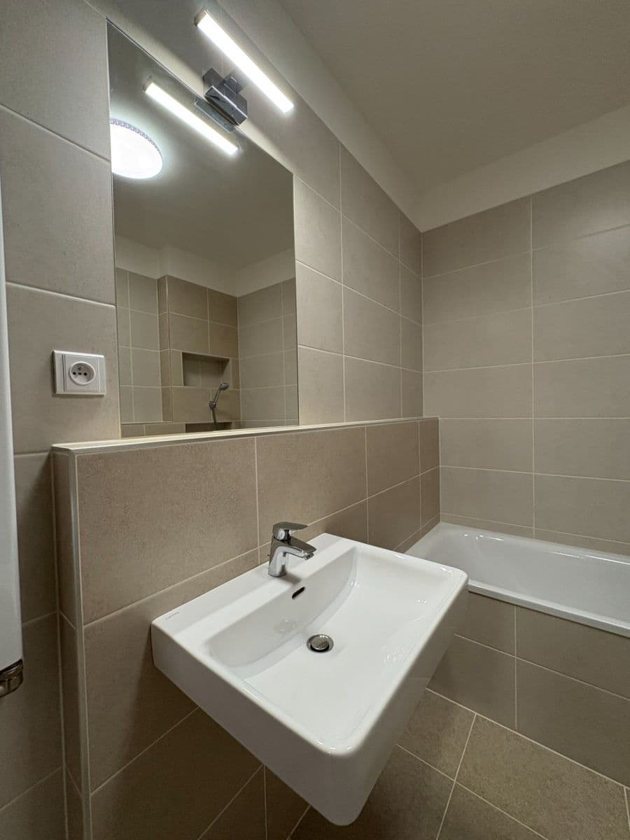 Prenájom bytu 2-izbový 43 m², Čakovická, Praha, Praha Prenájom bytu 2-izbový 43 m², Čakovická, Praha, Praha
