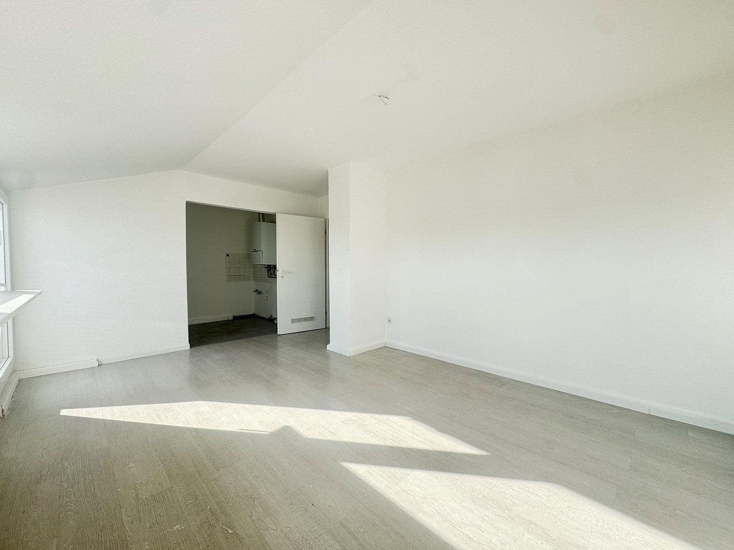 Prenájom bytu 2-izbový 40 m², Kopernikusstrasse 75, Düsseldorf, Severné Porýnie - Westfálsko Prenájom bytu 2-izbový 40 m², Kopernikusstrasse 75, Düsseldorf, Severné Porýnie - Westfálsko