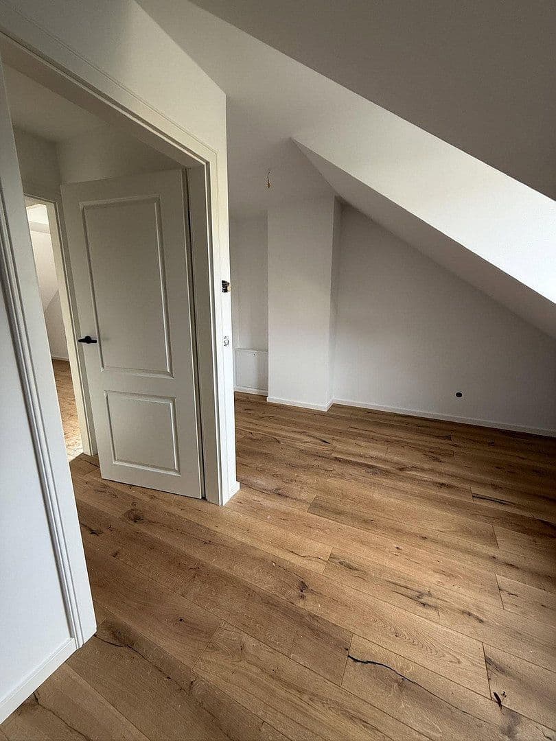 Prenájom domu 121 m², pozemok 212 m², Stuttgart, Bádensko-Wurttembersko Prenájom domu 121 m², pozemok 212 m², Stuttgart, Bádensko-Wurttembersko