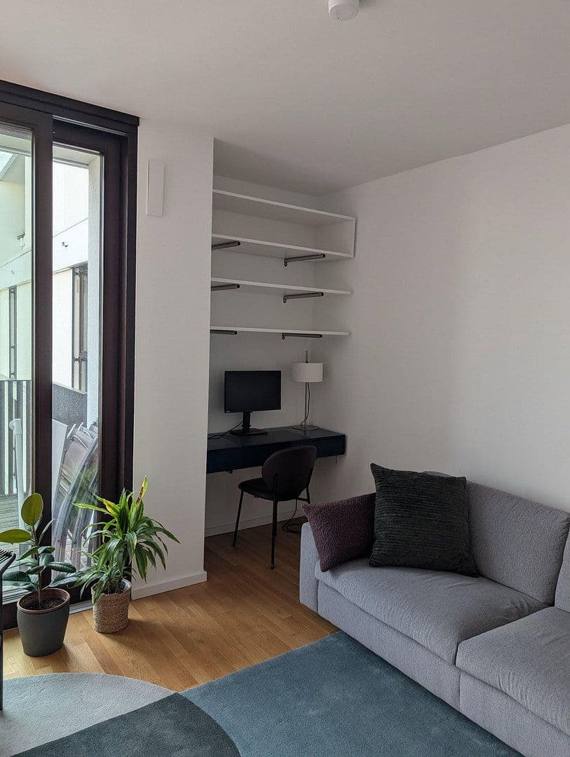Prenájom bytu 2-izbový 56 m², Fritz-Riedel-Straße 16, Berlin, Berlín Prenájom bytu 2-izbový 56 m², Fritz-Riedel-Straße 16, Berlin, Berlín