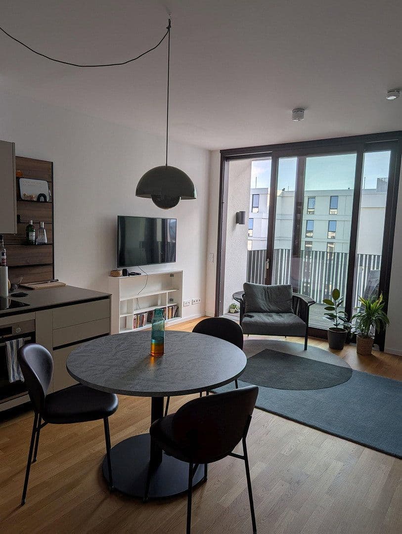 Prenájom bytu 2-izbový 56 m², Fritz-Riedel-Straße 16, Berlin, Berlín Prenájom bytu 2-izbový 56 m², Fritz-Riedel-Straße 16, Berlin, Berlín