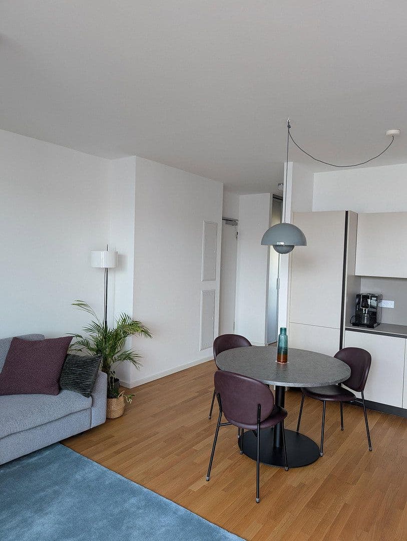 Prenájom bytu 2-izbový 56 m², Fritz-Riedel-Straße 16, Berlin, Berlín Prenájom bytu 2-izbový 56 m², Fritz-Riedel-Straße 16, Berlin, Berlín