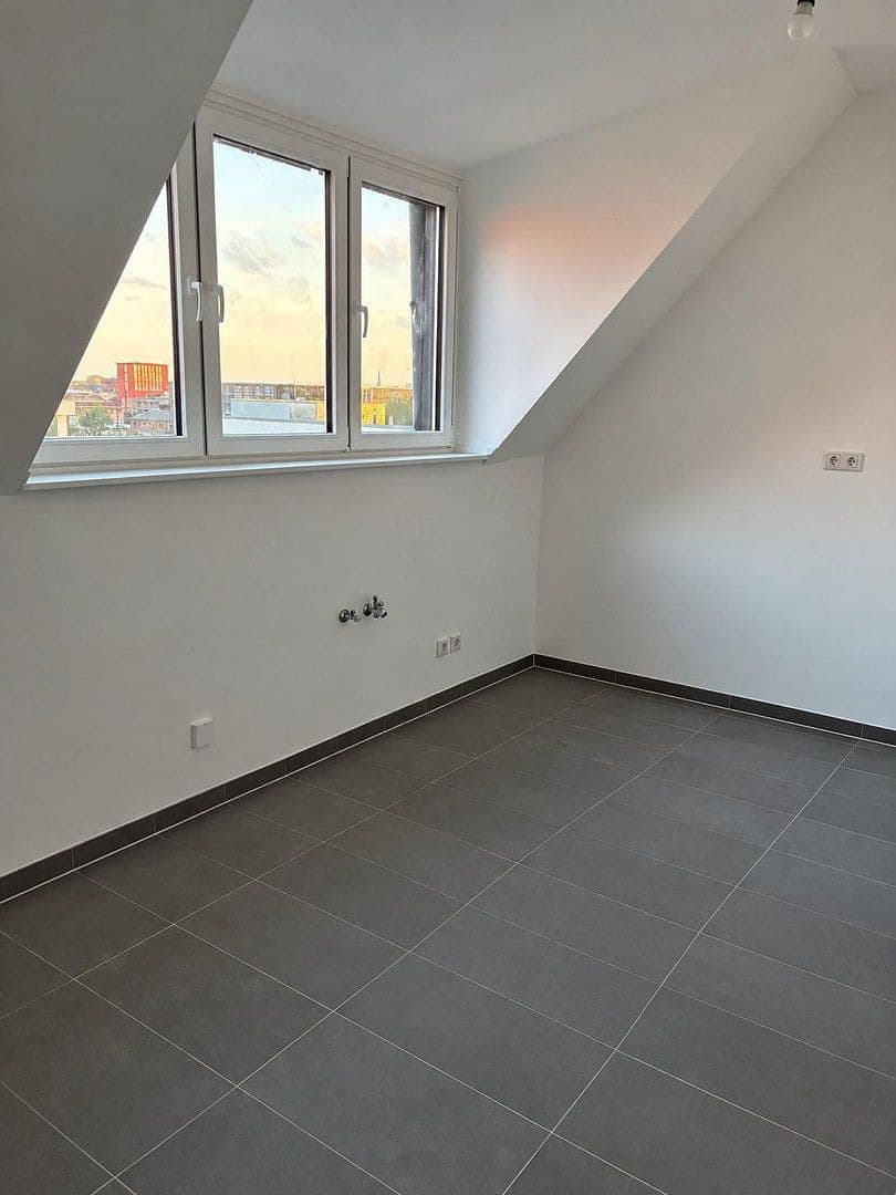 Prenájom bytu 4-izbový 120 m², Berliner Straße 124, Köln, Severné Porýnie - Westfálsko Prenájom bytu 4-izbový 120 m², Berliner Straße 124, Köln, Severné Porýnie - Westfálsko
